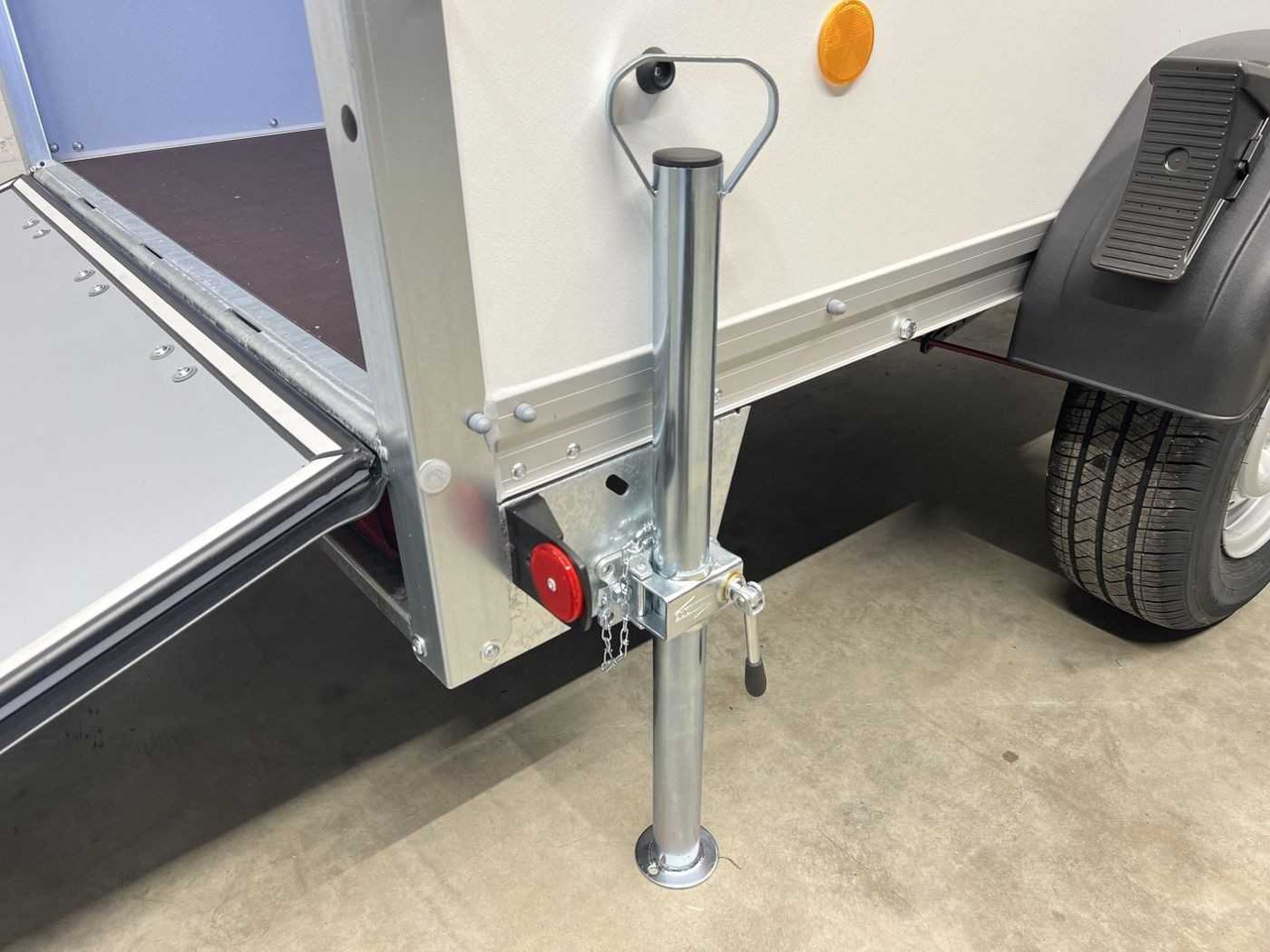 BOECKMANN KT 2513/135 V Rampe Stützen Kofferanhänger - Caja cerrada remolque: foto 4 BOECKMANN KT 2513/135 V Rampe Stützen Kofferanhänger - Caja cerrada remolque: foto 4