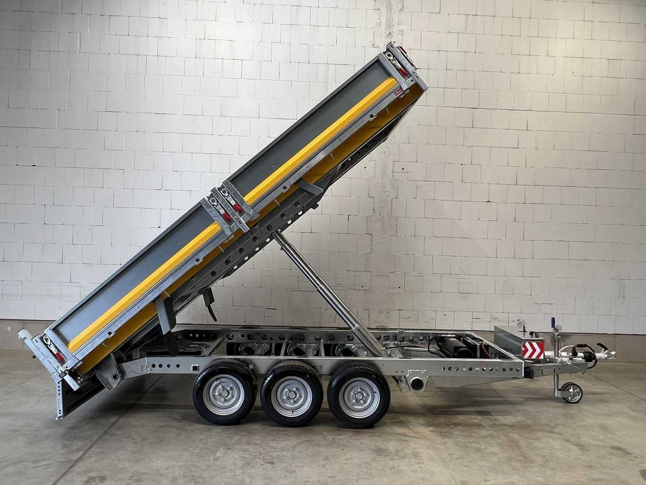 BRIAN_JAMES Cargo Tipper 2 3-Achser Rückwärtskipper - Volquete remolque: foto 1 BRIAN_JAMES Cargo Tipper 2 3-Achser Rückwärtskipper - Volquete remolque: foto 1