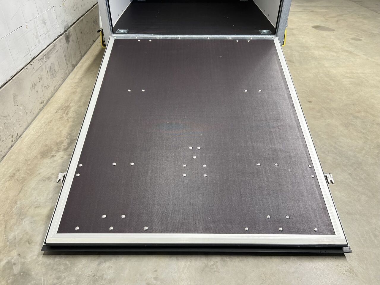 Blyss F2030HTD Rampe Tür 2 Fenster Kofferanhänger - Remolque para moto: foto 3 Blyss F2030HTD Rampe Tür 2 Fenster Kofferanhänger - Remolque para moto: foto 3