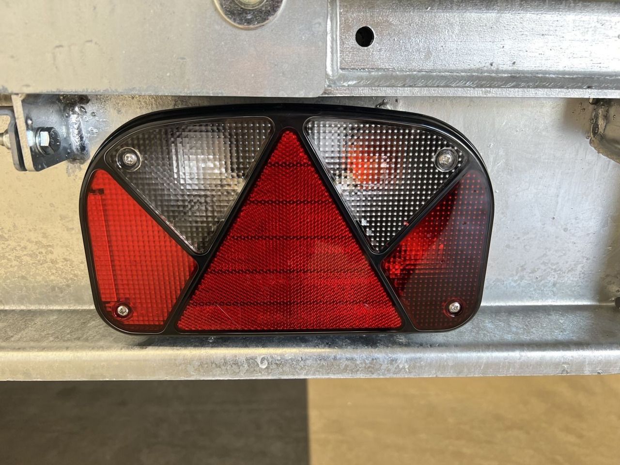 Böckmann DK-AL 3218/35 P Dreiseitenkipper - Volquete remolque: foto 5 Böckmann DK-AL 3218/35 P Dreiseitenkipper - Volquete remolque: foto 5