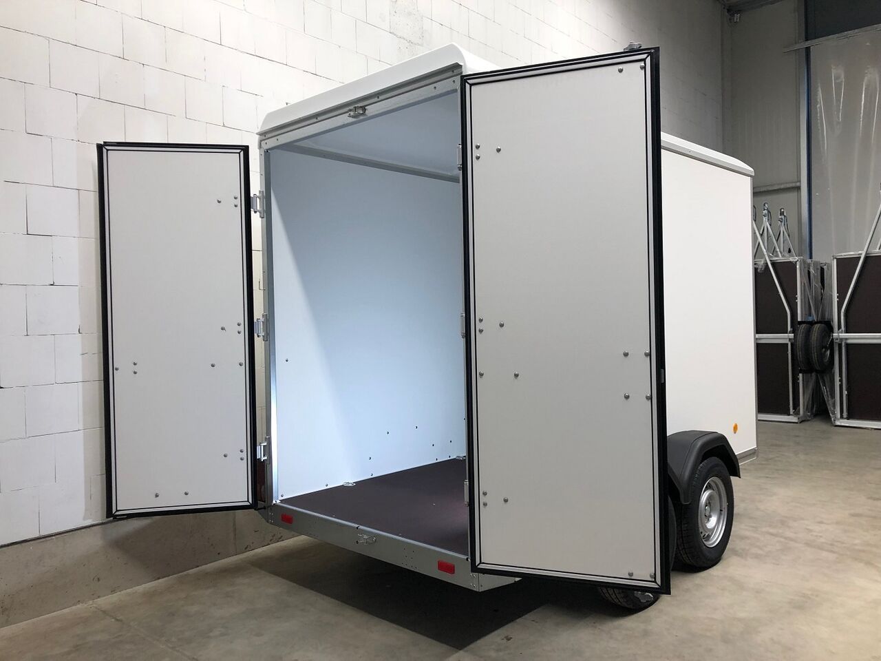 Böckmann KT 3015/27 H F Kofferanhänger - Caja cerrada remolque: foto 1 Böckmann KT 3015/27 H F Kofferanhänger - Caja cerrada remolque: foto 1