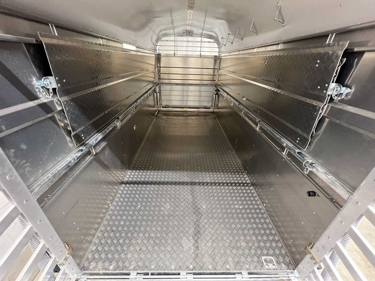 Transporte de ganado remolque nuevo NUGENT L4318H-H-SD Viehanhänger: foto 13 Transporte de ganado remolque nuevo NUGENT L4318H-H-SD Viehanhänger: foto 13