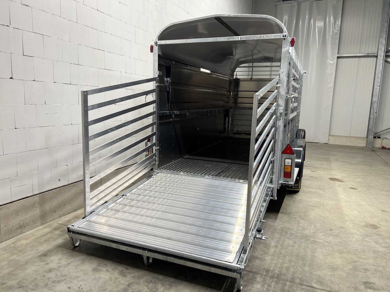 Transporte de ganado remolque nuevo NUGENT L4318H-H-SD Viehanhänger: foto 14 Transporte de ganado remolque nuevo NUGENT L4318H-H-SD Viehanhänger: foto 14