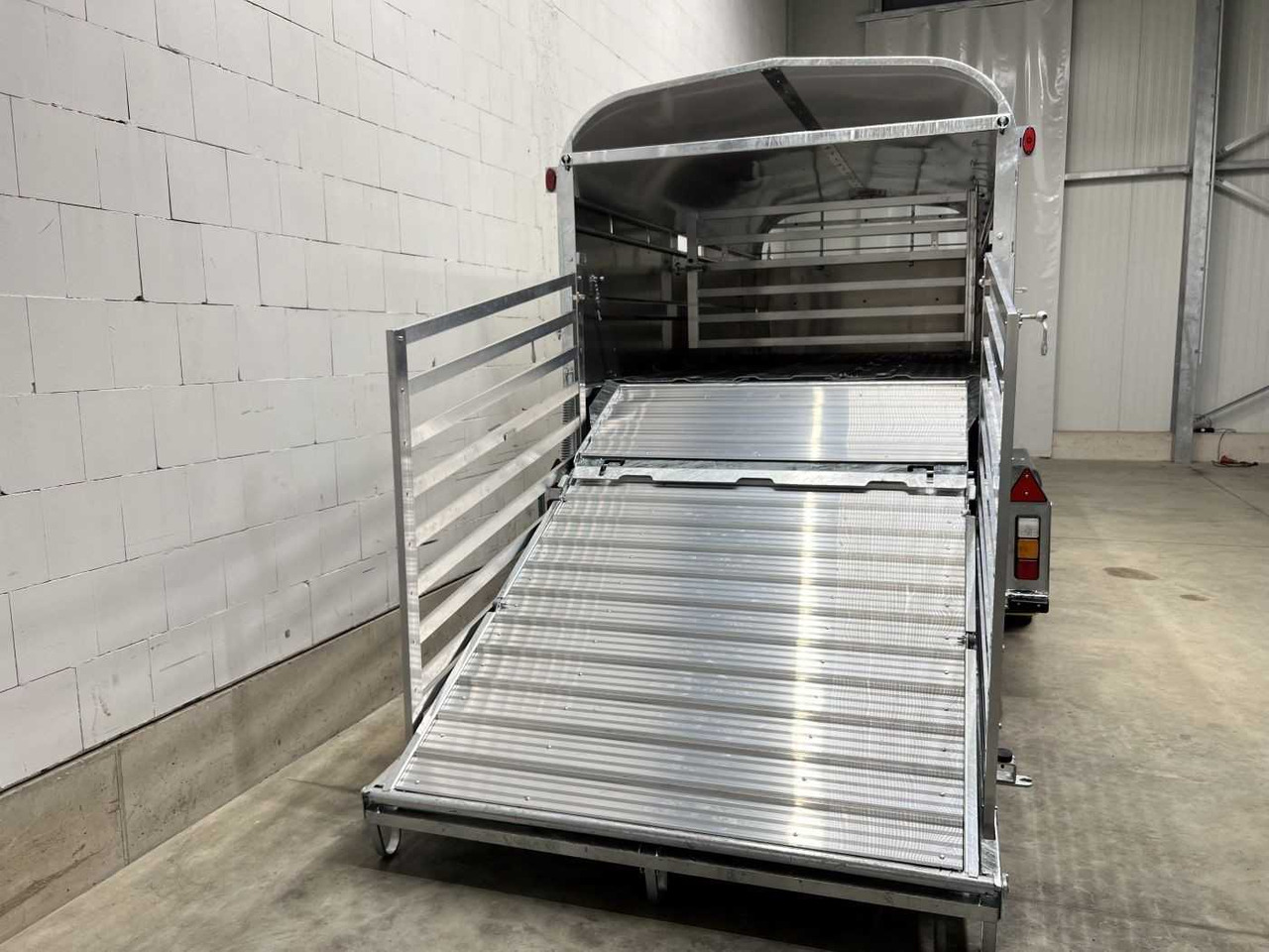 Transporte de ganado remolque nuevo NUGENT L4318H-H-SD Viehanhänger: foto 7 Transporte de ganado remolque nuevo NUGENT L4318H-H-SD Viehanhänger: foto 7