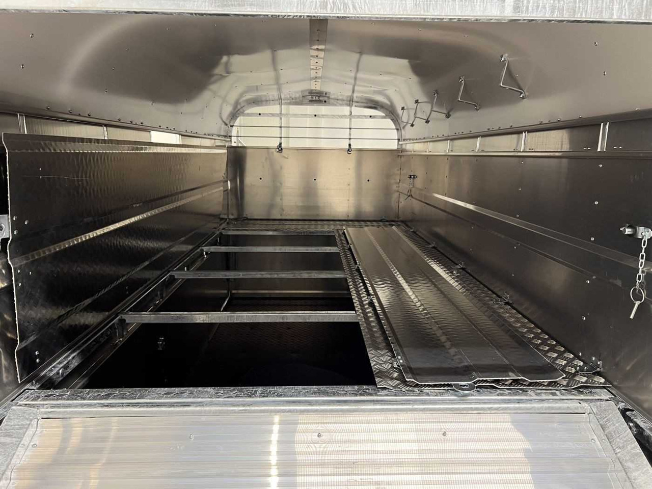 Transporte de ganado remolque nuevo NUGENT L4318H-H-SD Viehanhänger: foto 10 Transporte de ganado remolque nuevo NUGENT L4318H-H-SD Viehanhänger: foto 10