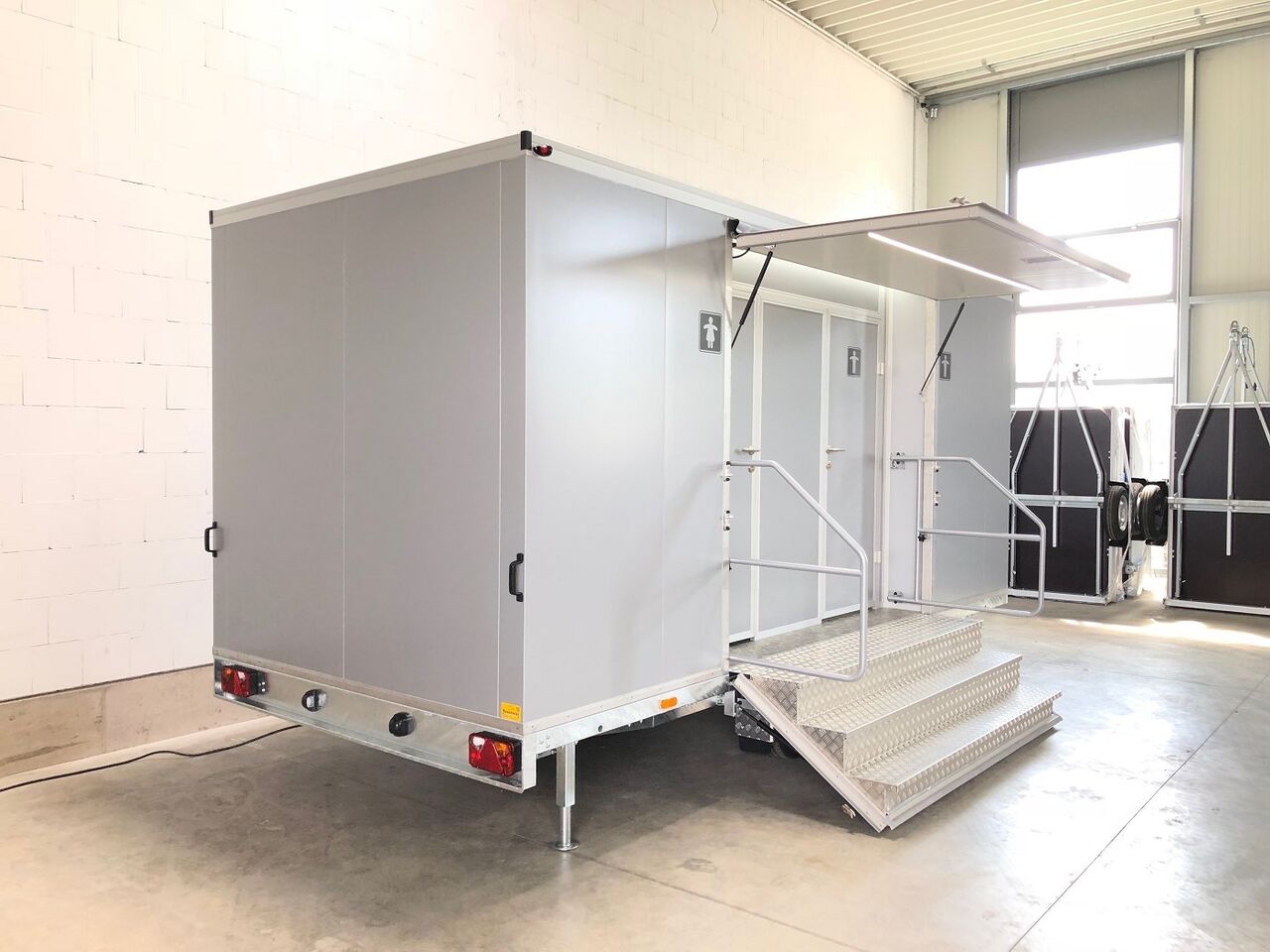 Rosemeier VE 3 Damen, 1 Herren, 4 Urinale Toilettenanhänger - Remolque plataforma/ Caja abierta: foto 4 Rosemeier VE 3 Damen, 1 Herren, 4 Urinale Toilettenanhänger - Remolque plataforma/ Caja abierta: foto 4