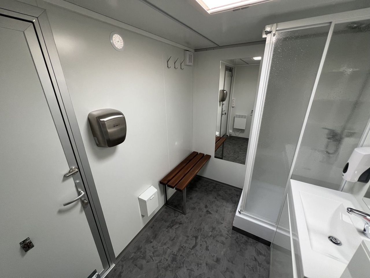 Rosemeier VE Badanhänger mit WC - silver H Toilettenanhänger - Remolque plataforma/ Caja abierta: foto 4 Rosemeier VE Badanhänger mit WC - silver H Toilettenanhänger - Remolque plataforma/ Caja abierta: foto 4