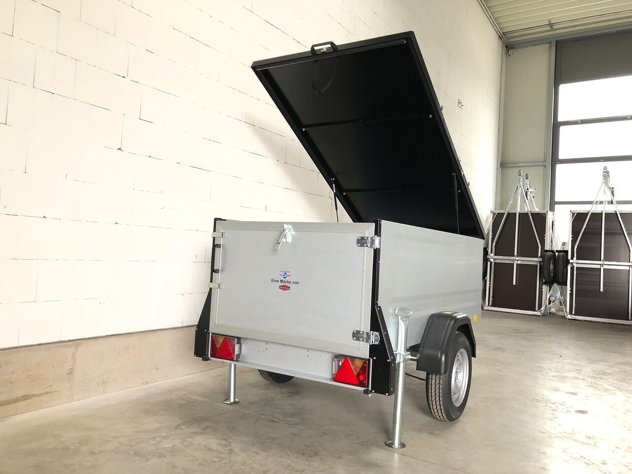 TPV Trailers KT-EB2-Koffer gebremst Deckelanhänger - Caja cerrada remolque: foto 2 TPV Trailers KT-EB2-Koffer gebremst Deckelanhänger - Caja cerrada remolque: foto 2