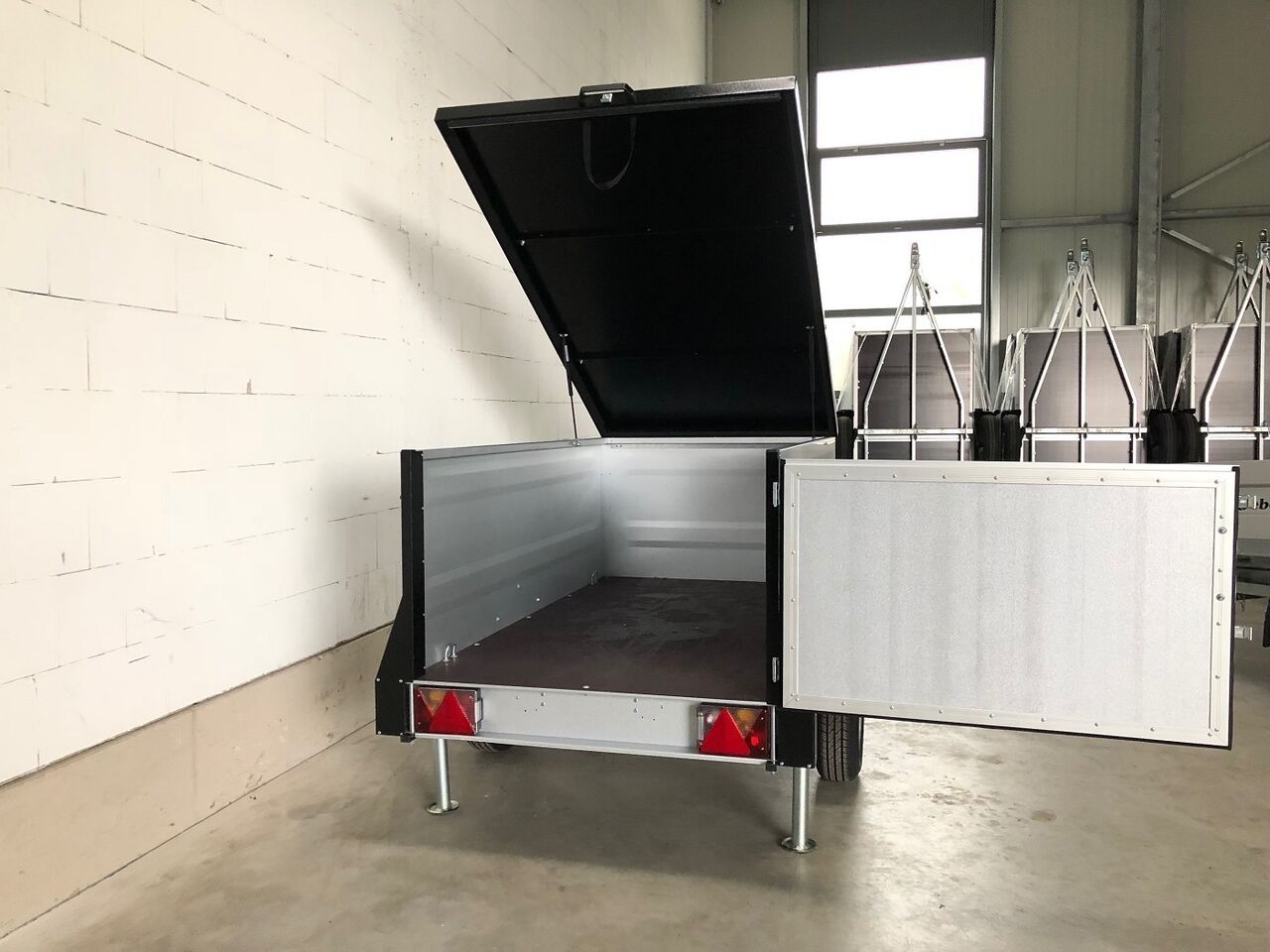 TPV Trailers KT-EB2-Koffer gebremst Deckelanhänger - Caja cerrada remolque: foto 4 TPV Trailers KT-EB2-Koffer gebremst Deckelanhänger - Caja cerrada remolque: foto 4