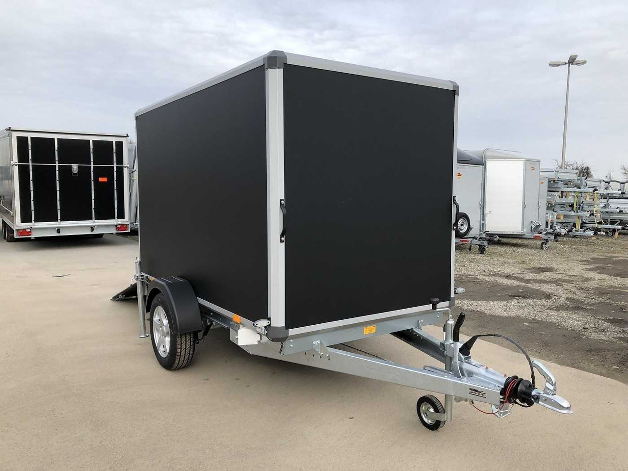 VARIANT Night Edition 1-Achser Rampe Kofferanhänger - Caja cerrada remolque: foto 3 VARIANT Night Edition 1-Achser Rampe Kofferanhänger - Caja cerrada remolque: foto 3