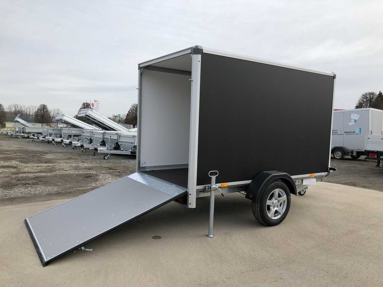 VARIANT Night Edition 1-Achser Rampe Kofferanhänger - Caja cerrada remolque: foto 2 VARIANT Night Edition 1-Achser Rampe Kofferanhänger - Caja cerrada remolque: foto 2