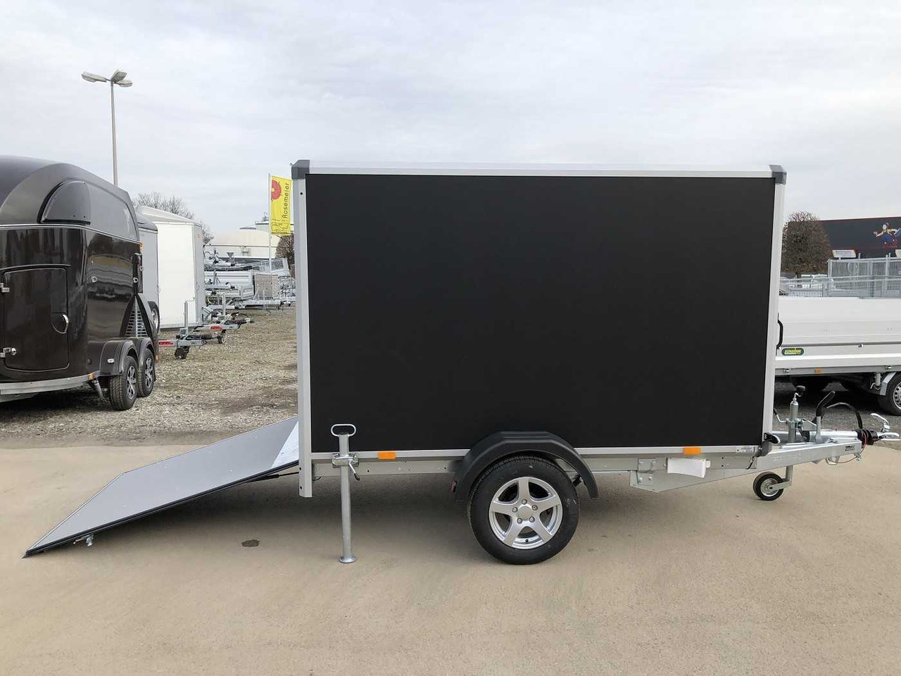 VARIANT Night Edition 1-Achser Rampe Kofferanhänger - Caja cerrada remolque: foto 1 VARIANT Night Edition 1-Achser Rampe Kofferanhänger - Caja cerrada remolque: foto 1