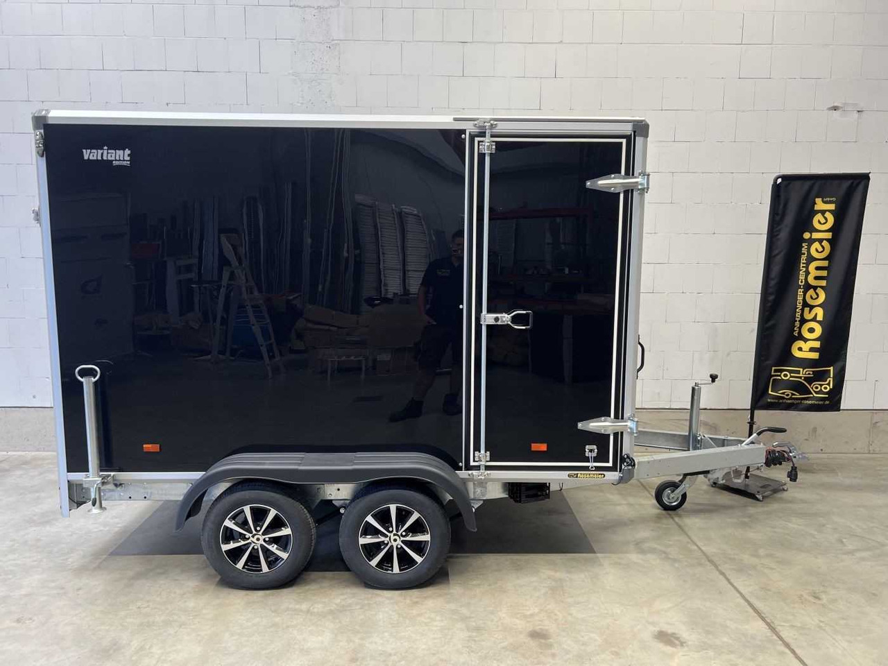 VARIANT Night Edition Tandem Rampe Tür Kofferanhänger - Caja cerrada remolque: foto 2 VARIANT Night Edition Tandem Rampe Tür Kofferanhänger - Caja cerrada remolque: foto 2