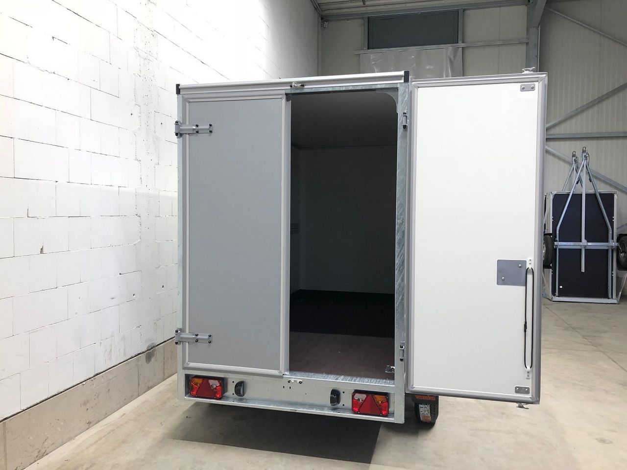 Vezeko TK B 27.30 Kofferanhänger - Caja cerrada remolque: foto 1 Vezeko TK B 27.30 Kofferanhänger - Caja cerrada remolque: foto 1