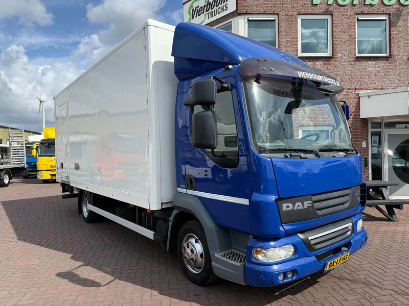 DAF LF 45.160 LF45-160 EEV Koffer mit Ladebordwand 8.300KG - Camión caja cerrada: foto 1 DAF LF 45.160 LF45-160 EEV Koffer mit Ladebordwand 8.300KG - Camión caja cerrada: foto 1