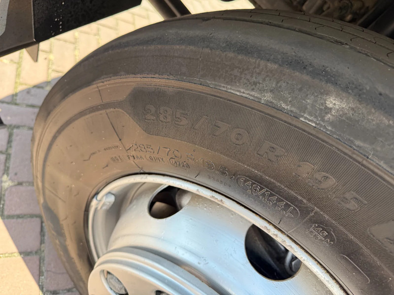 Camión caja cerrada DAF LF 55.250 LF55-250 Box with lift / Manual gearbox Euro5: foto 14