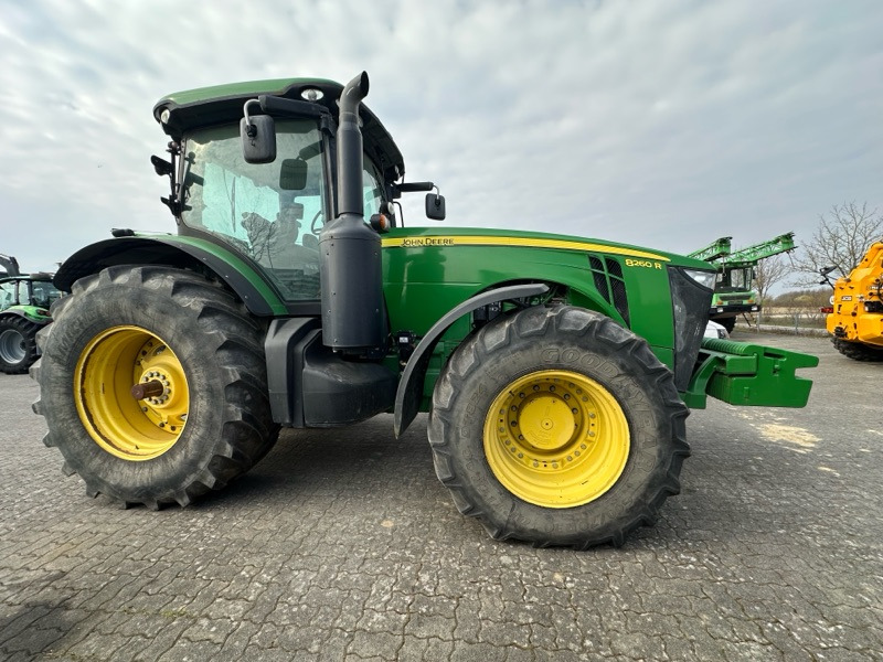 John Deere 8260R AutoPowr - Tractor: foto 1 John Deere 8260R AutoPowr - Tractor: foto 1
