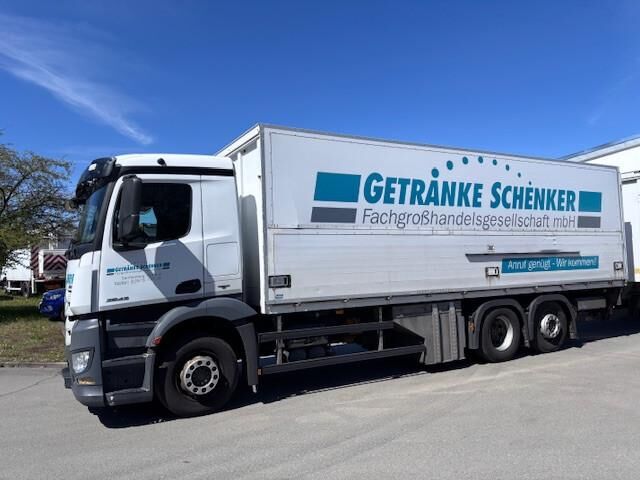 Mercedes-Benz MB Antos Getränkeaufbau Schwenkwand Ladebordwand - Transporte de bebidas camión: foto 4 Mercedes-Benz MB Antos Getränkeaufbau Schwenkwand Ladebordwand - Transporte de bebidas camión: foto 4
