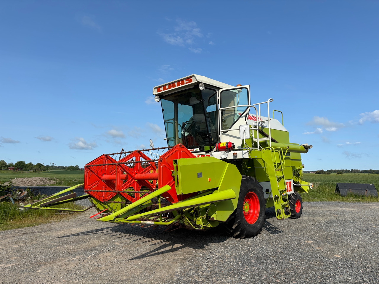 Claas Dominator 38s - Cosechadora de granos: foto 1 Claas Dominator 38s - Cosechadora de granos: foto 1