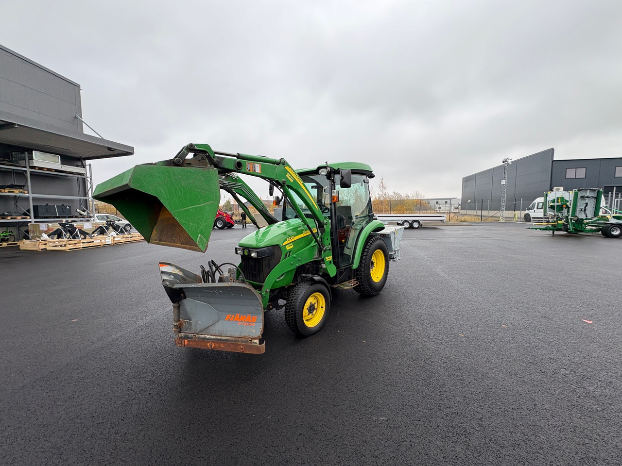 John Deere 3720 - Tractor: foto 1 John Deere 3720 - Tractor: foto 1