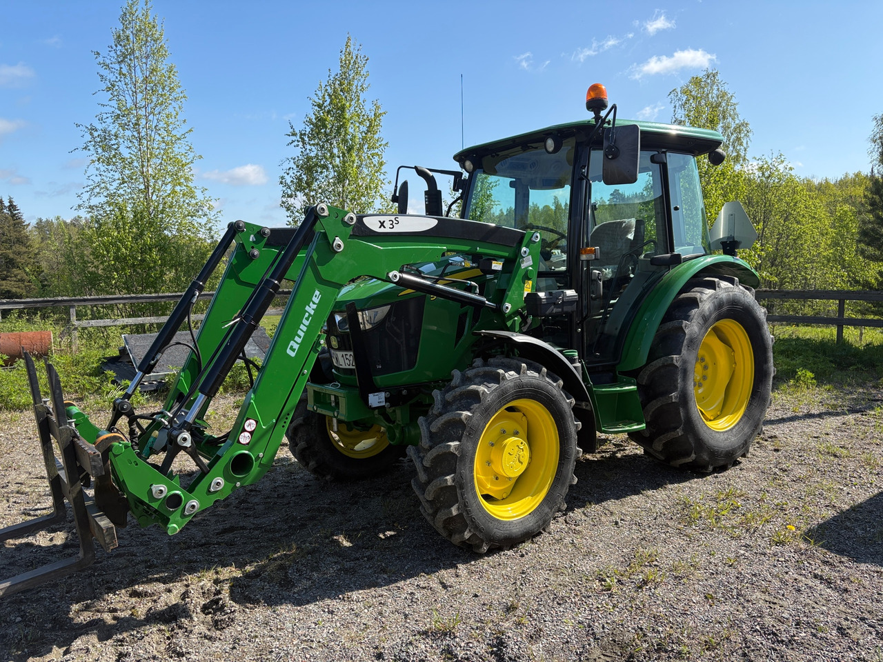 John Deere 5075E - Tractor: foto 1 John Deere 5075E - Tractor: foto 1