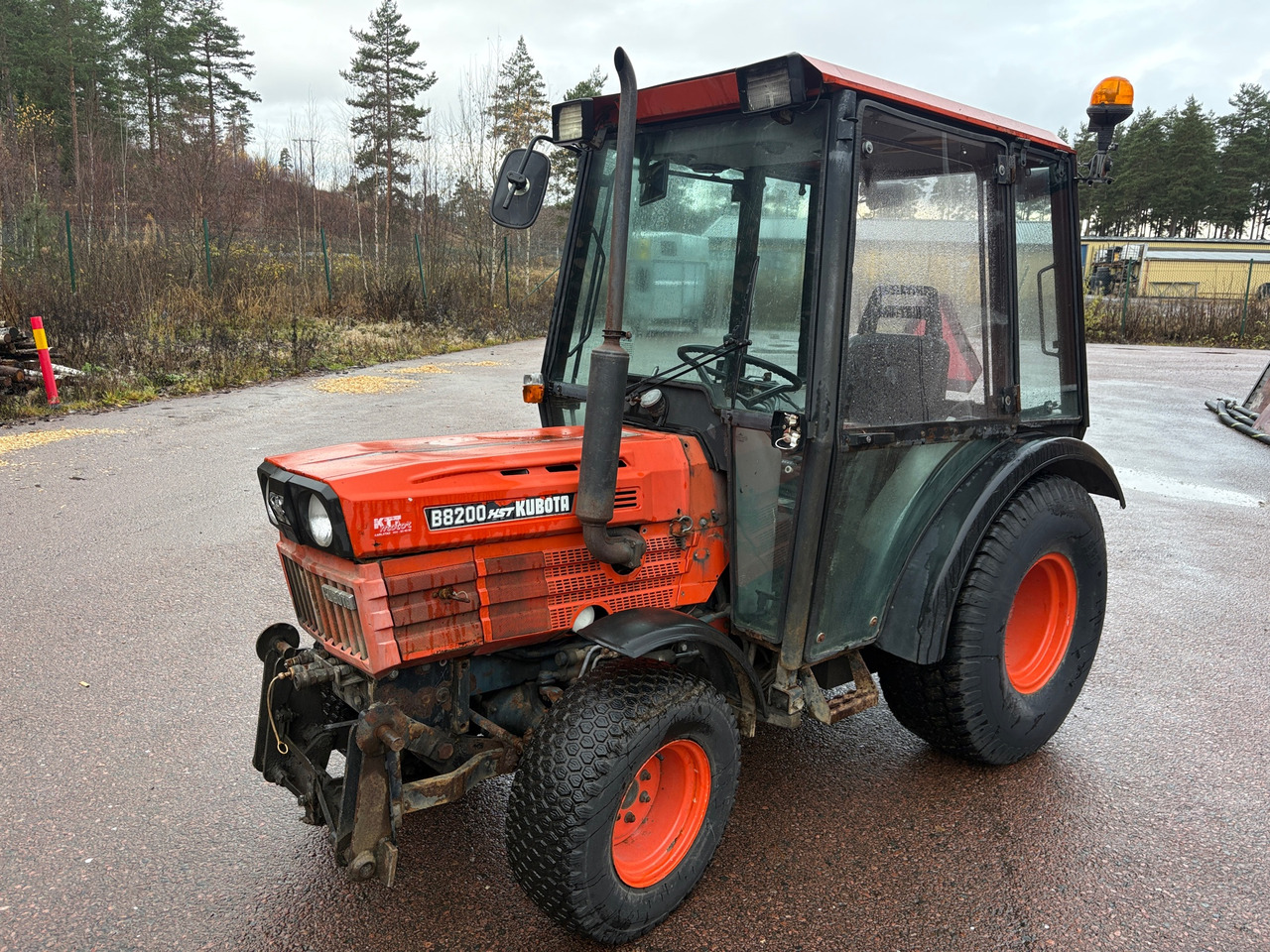 Kubota B8200 HST - Tractor: foto 1 Kubota B8200 HST - Tractor: foto 1