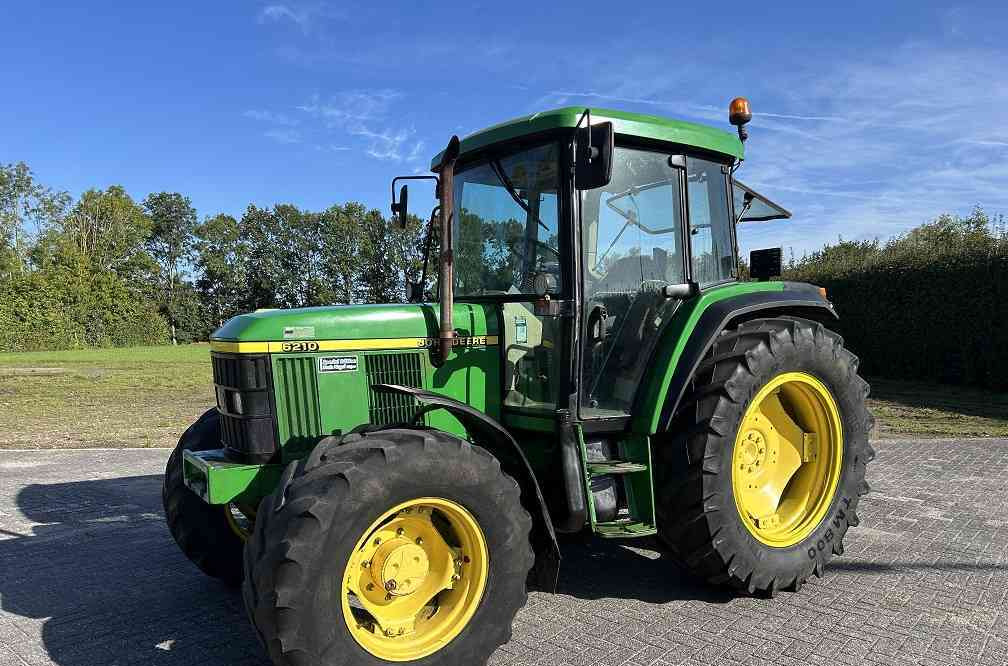 John Deere 6210 - Tractor: foto 1 John Deere 6210 - Tractor: foto 1