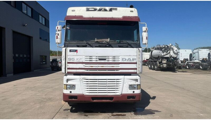DAF XF 95.430 (EURO 2 / MANUAL PUMP / POMPE MANUELLE / MANUAL GEARBOX / BOITE MANUELLE) - Cabeza tractora: foto 2 DAF XF 95.430 (EURO 2 / MANUAL PUMP / POMPE MANUELLE / MANUAL GEARBOX / BOITE MANUELLE) - Cabeza tractora: foto 2