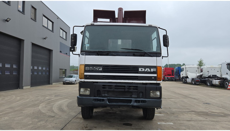 DAF 85 CF 340 (EURO 2 / MANUAL PUMP / STEEL SUSP. / POSSIBLE AS CHASSIS / 8X4) - Volquete camión: foto 2 DAF 85 CF 340 (EURO 2 / MANUAL PUMP / STEEL SUSP. / POSSIBLE AS CHASSIS / 8X4) - Volquete camión: foto 2