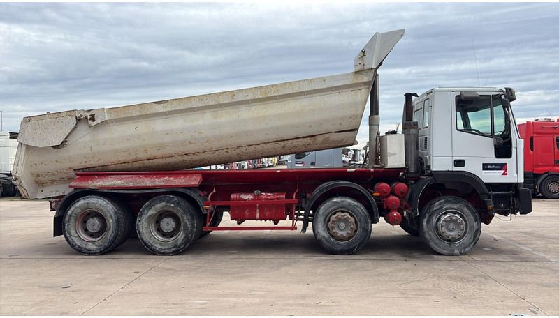 Iveco EUROTRAKKER 320 E 35 (GRAND PONT / LAMES / POMPE MANUELLE / 8X4 / CURSOR 8) - Volquete camión: foto 4 Iveco EUROTRAKKER 320 E 35 (GRAND PONT / LAMES / POMPE MANUELLE / 8X4 / CURSOR 8) - Volquete camión: foto 4