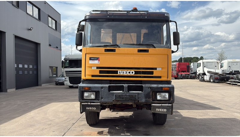 Iveco Eurotrakker 260 E 34 (POMPE MANUELLE / 6X6 / LAMES / GRAND PONT / STEEL SUSP. / MANUAL PUMP) - Volquete camión: foto 2 Iveco Eurotrakker 260 E 34 (POMPE MANUELLE / 6X6 / LAMES / GRAND PONT / STEEL SUSP. / MANUAL PUMP) - Volquete camión: foto 2