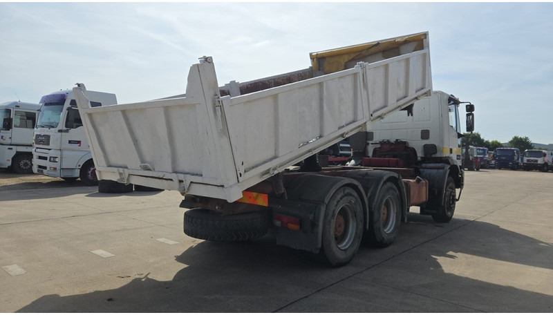 Iveco Eurotrakker 260 E 37 (POMPE MANUELLE / MANUAL PUMP / BOITE MANUELLE / GRAND PONT / LAMES) - Volquete camión: foto 5 Iveco Eurotrakker 260 E 37 (POMPE MANUELLE / MANUAL PUMP / BOITE MANUELLE / GRAND PONT / LAMES) - Volquete camión: foto 5