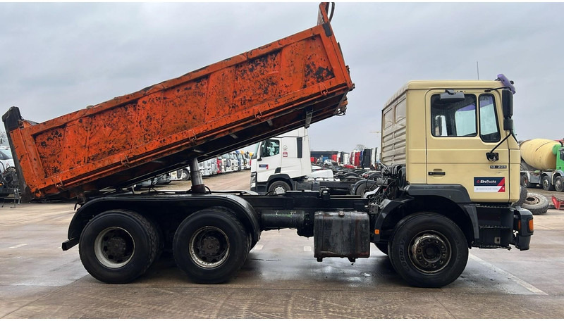 MAN 26.284 (6 CYLINDER / STEEL SUSP. / LAMES / BIG AXLE / GRAND PONT) - Volquete camión: foto 3 MAN 26.284 (6 CYLINDER / STEEL SUSP. / LAMES / BIG AXLE / GRAND PONT) - Volquete camión: foto 3