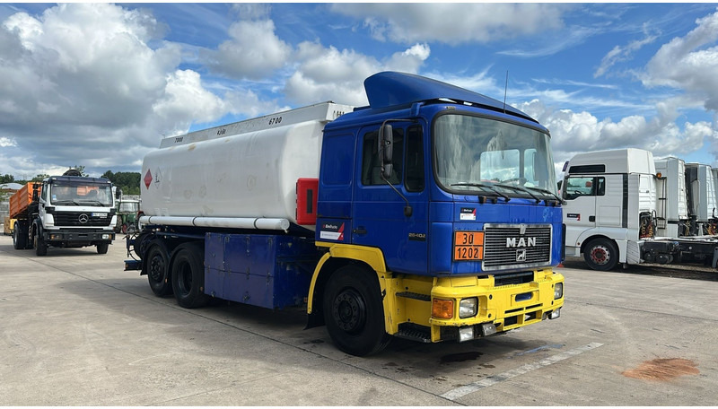 MAN 26.402 (18.000 L / 6X2 / 6 CYLINDER / FRONT STEEL / 3 COMPARTIMENTS) - Cisterna camión: foto 3 MAN 26.402 (18.000 L / 6X2 / 6 CYLINDER / FRONT STEEL / 3 COMPARTIMENTS) - Cisterna camión: foto 3