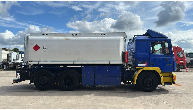 MAN 26.402 (18.000 L / 6X2 / 6 CYLINDER / FRONT STEEL / 3 COMPARTIMENTS) - Cisterna camión: foto 4 MAN 26.402 (18.000 L / 6X2 / 6 CYLINDER / FRONT STEEL / 3 COMPARTIMENTS) - Cisterna camión: foto 4