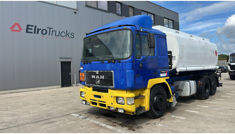MAN 26.402 (18.000 L / 6X2 / 6 CYLINDER / FRONT STEEL / 3 COMPARTIMENTS) - Cisterna camión: foto 1 MAN 26.402 (18.000 L / 6X2 / 6 CYLINDER / FRONT STEEL / 3 COMPARTIMENTS) - Cisterna camión: foto 1
