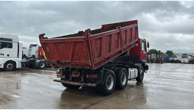 MAN 26.403 (STEEL SUSPENSION / VERY CLEAN / 6 CYLINDER / BIG AXLE / EURO 2) - Volquete camión: foto 4 MAN 26.403 (STEEL SUSPENSION / VERY CLEAN / 6 CYLINDER / BIG AXLE / EURO 2) - Volquete camión: foto 4