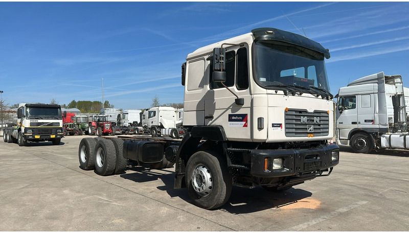 MAN 33.464 (6 CYLINDER / EURO 2 / SEMI MANUAL PUMP / BIG AXLE / STEEL SUSP. / LAMES) - Chasis camión: foto 3 MAN 33.464 (6 CYLINDER / EURO 2 / SEMI MANUAL PUMP / BIG AXLE / STEEL SUSP. / LAMES) - Chasis camión: foto 3