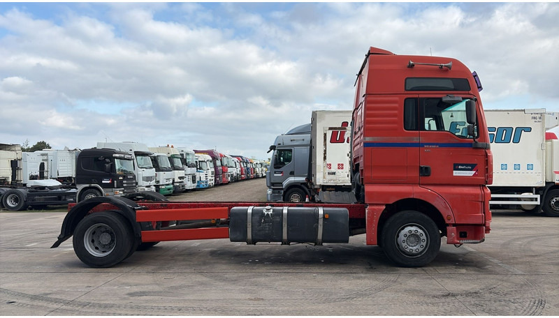MAN TGA 18.410 (POMPE MANUELLE / MANUAL PUMP / BOITE MANUELLE / MANUAL GEARBOX) - Chasis camión: foto 4 MAN TGA 18.410 (POMPE MANUELLE / MANUAL PUMP / BOITE MANUELLE / MANUAL GEARBOX) - Chasis camión: foto 4