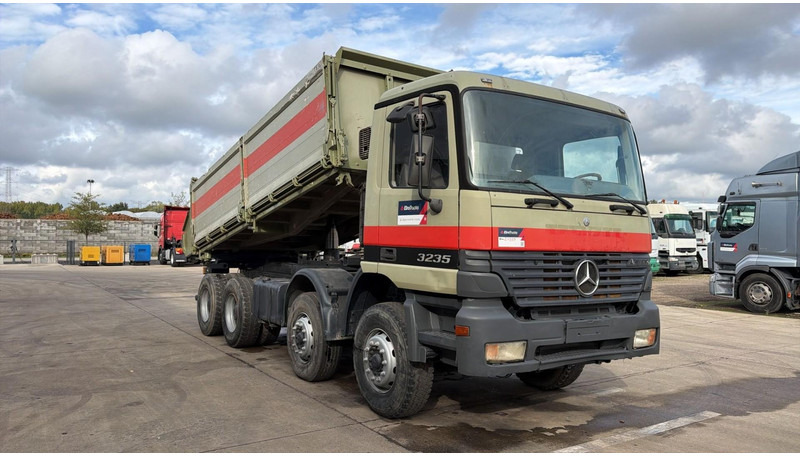Mercedes-Benz Actros 3235 (EPS / LAMES / GRAND PONT / STEEL SUSP. / 3 PEDALES / MP1) - Volquete camión: foto 3 Mercedes-Benz Actros 3235 (EPS / LAMES / GRAND PONT / STEEL SUSP. / 3 PEDALES / MP1) - Volquete camión: foto 3