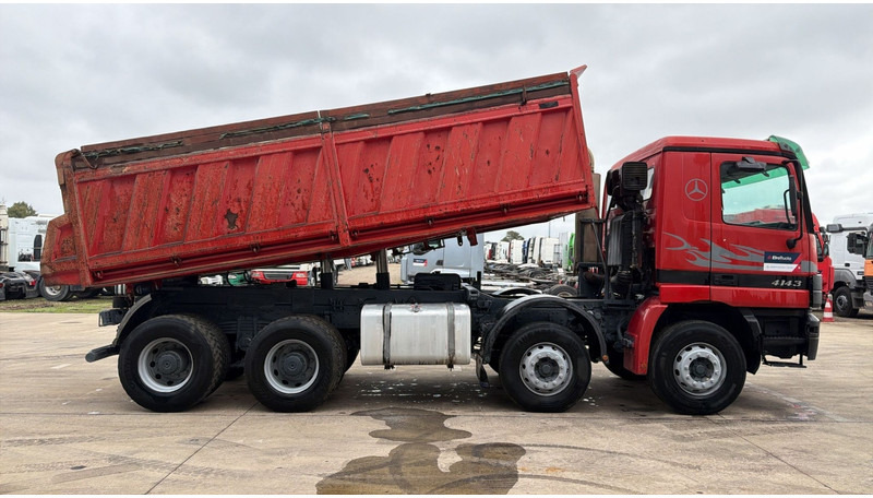 Mercedes-Benz Actros 4143 (GRAND PONT / BOITE MANUELLE / LAMES / 8X4 / STEEL SUSP.) - Volquete camión: foto 4 Mercedes-Benz Actros 4143 (GRAND PONT / BOITE MANUELLE / LAMES / 8X4 / STEEL SUSP.) - Volquete camión: foto 4