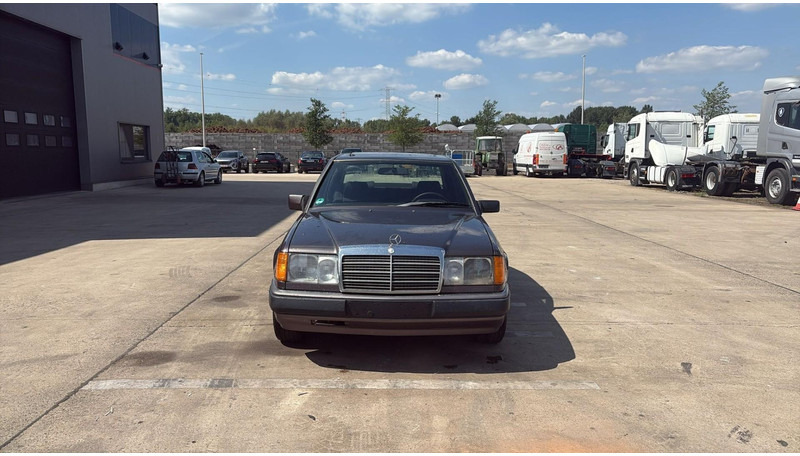 Mercedes-Benz E-Klasse 200 (GERMAN CAR / VOITURE D'ALLEMAGNE / ESSENCE / PETROL / MANUAL) - Sedan: foto 2 Mercedes-Benz E-Klasse 200 (GERMAN CAR / VOITURE D'ALLEMAGNE / ESSENCE / PETROL / MANUAL) - Sedan: foto 2