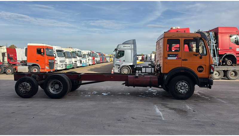 Mercedes-Benz SK 2222 (V6 / FULL STEEL / LAMES / BOITE MANUELLE / POMPE MANUELLE / 8 ROUES / 6X2) - Chasis camión: foto 3 Mercedes-Benz SK 2222 (V6 / FULL STEEL / LAMES / BOITE MANUELLE / POMPE MANUELLE / 8 ROUES / 6X2) - Chasis camión: foto 3