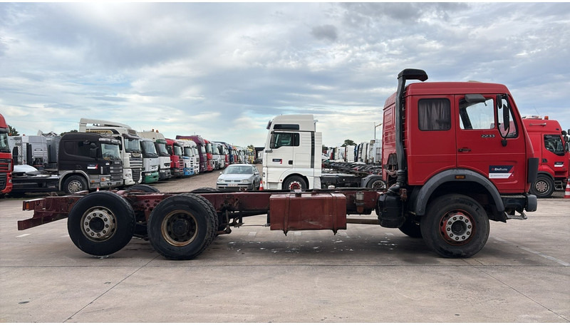 Mercedes-Benz SK 2233 (GRAND PONT / V8 AVEC 2X TURBO / BIG AXLE) - Chasis camión: foto 3 Mercedes-Benz SK 2233 (GRAND PONT / V8 AVEC 2X TURBO / BIG AXLE) - Chasis camión: foto 3