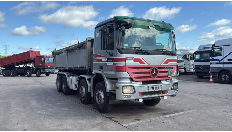 Mercedes-Benz actros 3241 (8X4 / LAMES / GRAND PONT / GRAND BENNE / 3 PONTS / TRES BONNE ETAT) - Volquete camión: foto 3 Mercedes-Benz actros 3241 (8X4 / LAMES / GRAND PONT / GRAND BENNE / 3 PONTS / TRES BONNE ETAT) - Volquete camión: foto 3