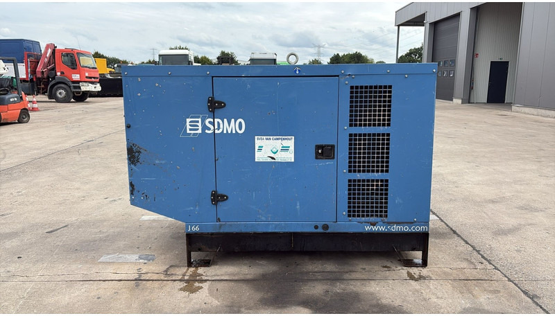 SDMO J66K (JOHN DEERE ENGINE / 3 PHASES / 66 KVA / BE MACHINE) - Generador industriale: foto 5 SDMO J66K (JOHN DEERE ENGINE / 3 PHASES / 66 KVA / BE MACHINE) - Generador industriale: foto 5