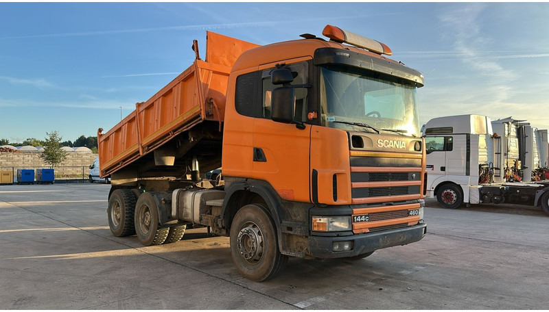 Scania 144-460 (BIG AXLE / GRAND PONT / LAMES / STEEL SUSP. / MANUAL GEARBOX / BOITE MANUELLE) - Volquete camión: foto 3 Scania 144-460 (BIG AXLE / GRAND PONT / LAMES / STEEL SUSP. / MANUAL GEARBOX / BOITE MANUELLE) - Volquete camión: foto 3