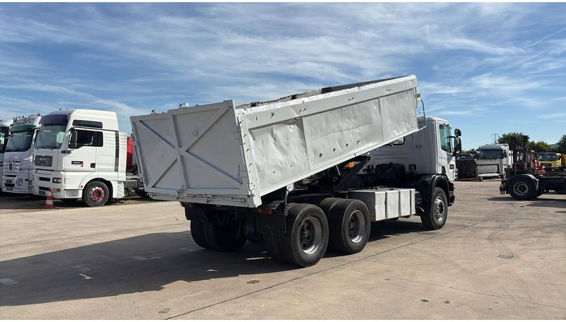 Scania 94 - 260 (BOITE MANUELLE / LAMES / STEEL SUSP. / 6X4 / MANUAL GEARBOX) - Volquete camión: foto 4 Scania 94 - 260 (BOITE MANUELLE / LAMES / STEEL SUSP. / 6X4 / MANUAL GEARBOX) - Volquete camión: foto 4