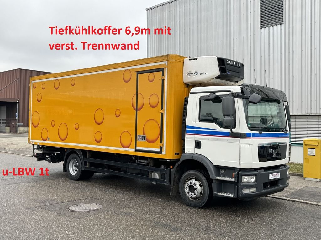 MAN TGM 12.250 Tiefkühlkoffer 6,9m SUPRA 850 LBW E5 MAN TGM 12.250 Tiefkühlkoffer 6,9m SUPRA 850 LBW E5 - Frigorífico camión: foto 1 MAN TGM 12.250 Tiefkühlkoffer 6,9m SUPRA 850 LBW E5 MAN TGM 12.250 Tiefkühlkoffer 6,9m SUPRA 850 LBW E5 - Frigorífico camión: foto 1
