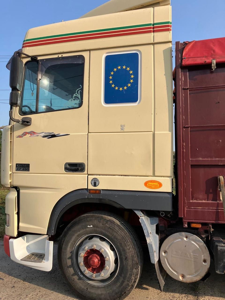 DAF XF 95 430 Platform - Camión caja abierta: foto 2 DAF XF 95 430 Platform - Camión caja abierta: foto 2